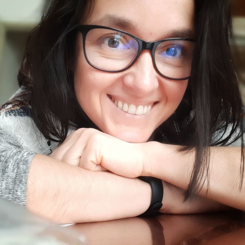 uśmiechnięta kobieta w okularach